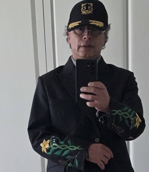 por qué estás vestido así /  así cómo?