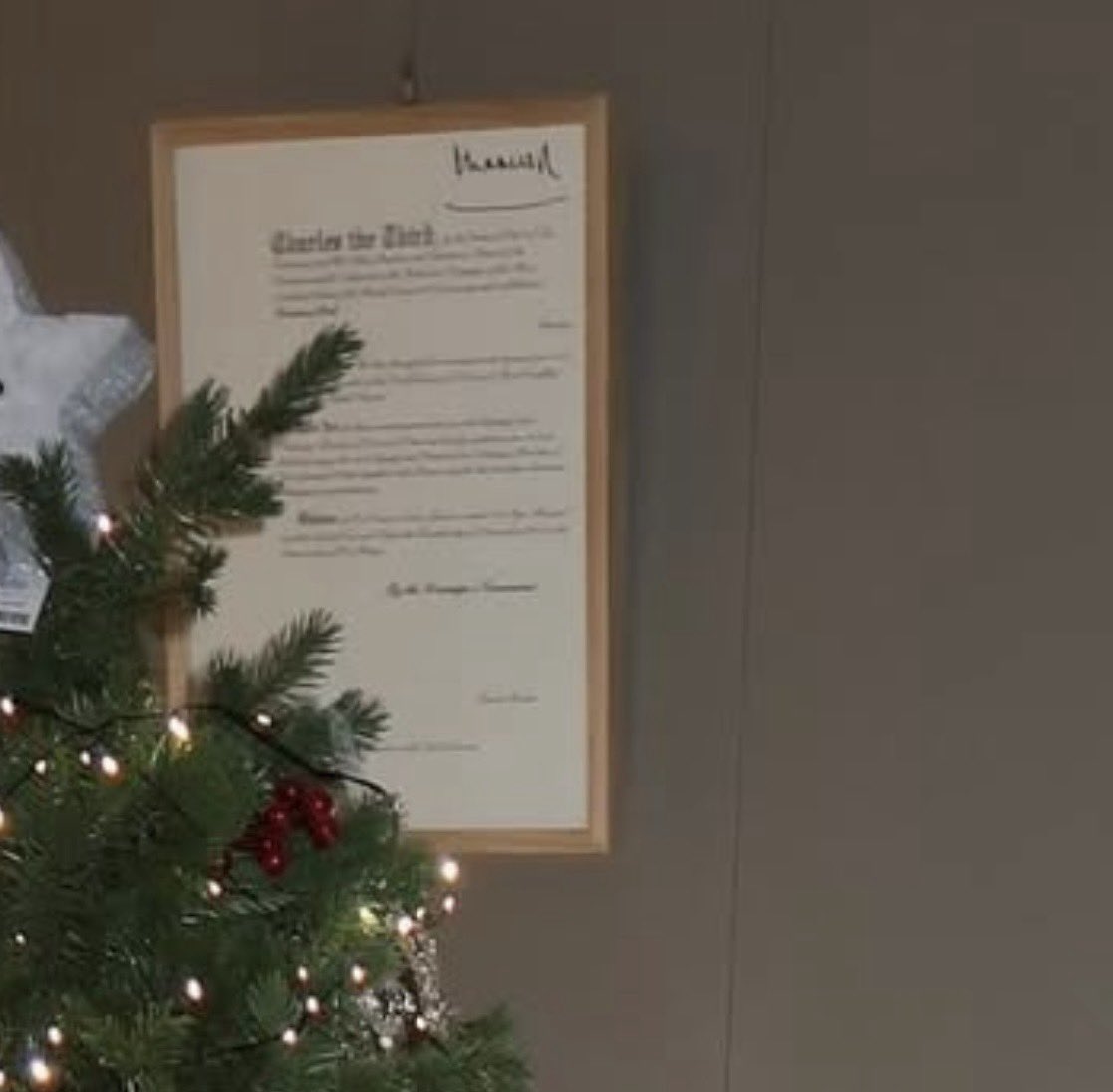 RosiebyRoseNYC's tweet image. Rosé has the MBE certificate framed on her wall.😭