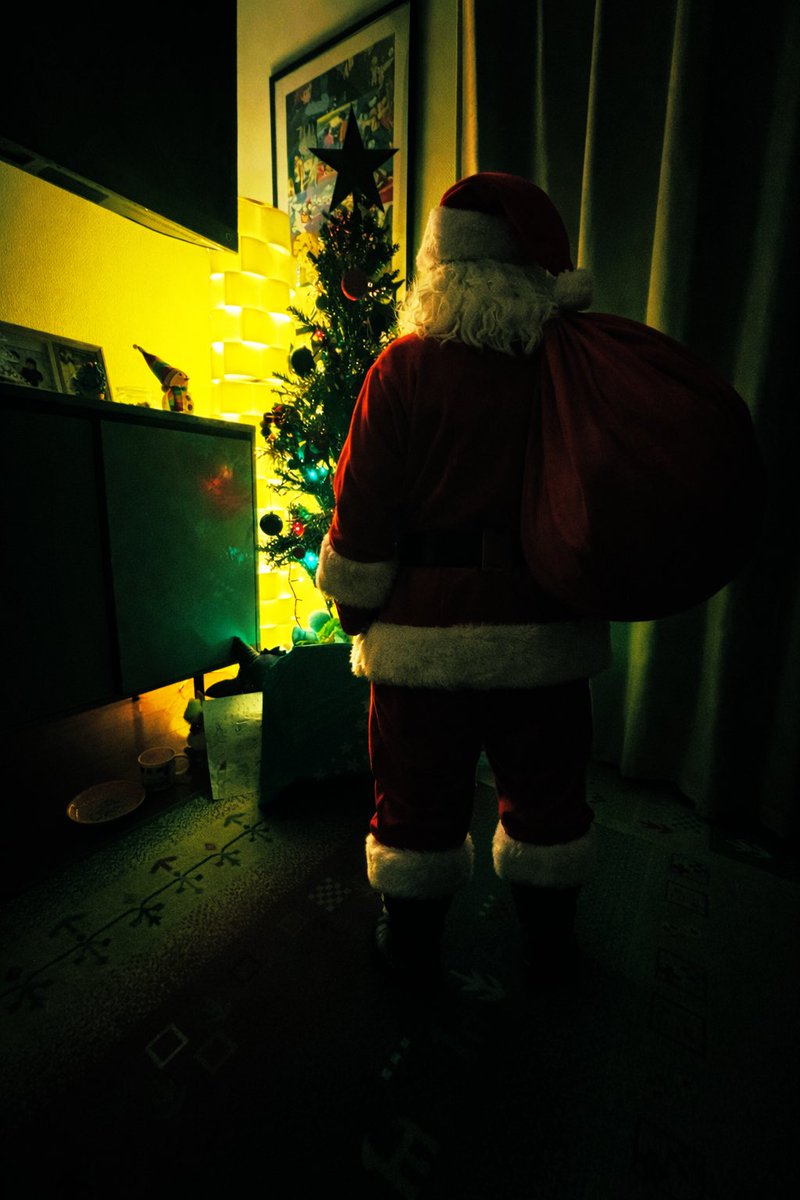 Ke_Yd's tweet photo. Created by AI.
Even Santa has gone digital.
Still wondering if Christmas is human enough.

#Christmas #AIChristmas #AISanta #DigitalChristmas
#AIGenerated #AIArt #FutureOfChristmas
#ChristmasInJapan #JapanChristmas #TechAndTradition https://t.co/glzs2hKfUf