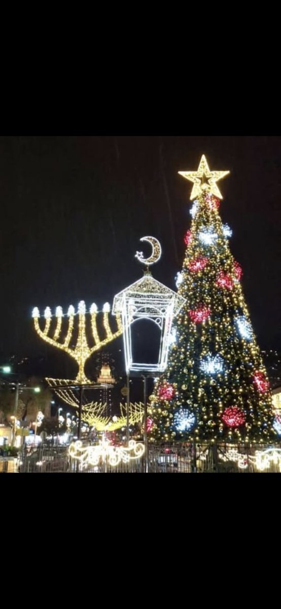 Haifa, ciudad del norte de Israel y de mucha poblacion arabe. Una imagen que mata relato mentiroso de Israel pais segregacionista. Feliz Navidad para el mundo entero