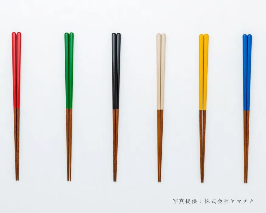 cotomonomichi's tweet image. 箸先は拭きうるし、持ち手は色鮮やかな色うるしで仕上げた竹のお箸です。 色うるしの定番である赤と黒に加え、青や黄色、緑といった珍しい色も。しっとりと手に馴染む持ち心地と、拭きうるしの優しい口触りは、一度試せば手放せなくなります。