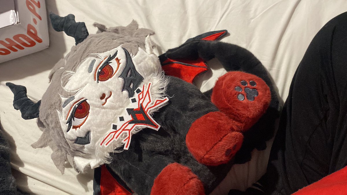 idiotDreeamer's tweet photo. One of my best friends simply gave me a Sylus dragon-cat plushie for Christmas and I have no idea how to deal with it😭 

I love it so damn much😭😭

#LADS #Sylus #dragon https://t.co/KoEuIzxMOD