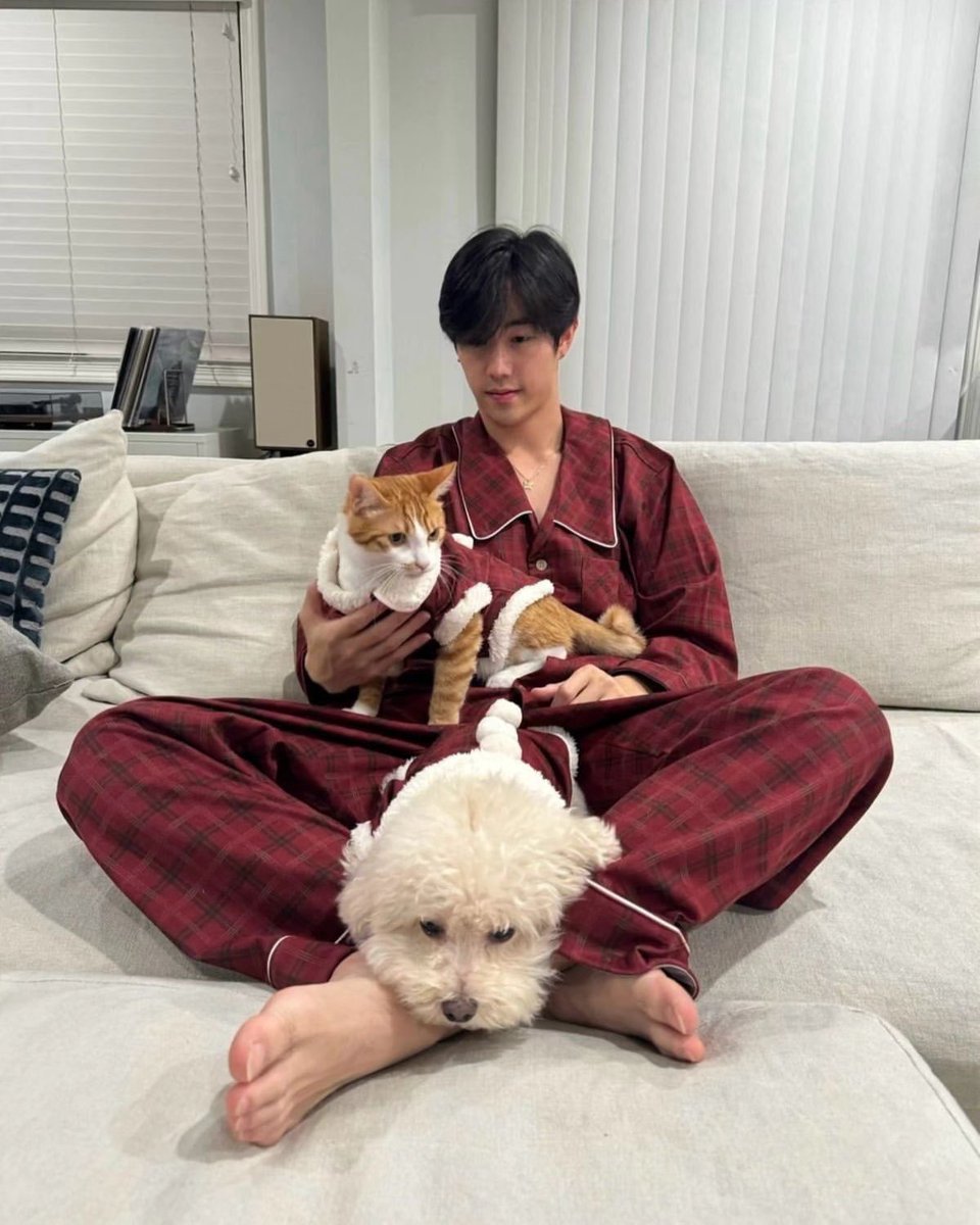 miloxmark1's tweet photo. 231226 Mark Tuan IG update 

Merry Christmas from 👦🏻🐶🐱!
#MarkTuan @marktuan https://t.co/Hqls48LXCf