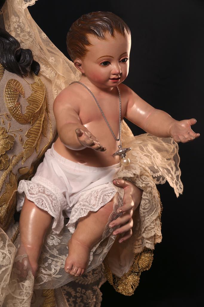 Este Jesús en brazos de María
es nuestra redención;
cielos y tierra con su abrazo unía
de paz y de perdón.

¡Feliz Natividad del Señor!
#CofradíasMLG