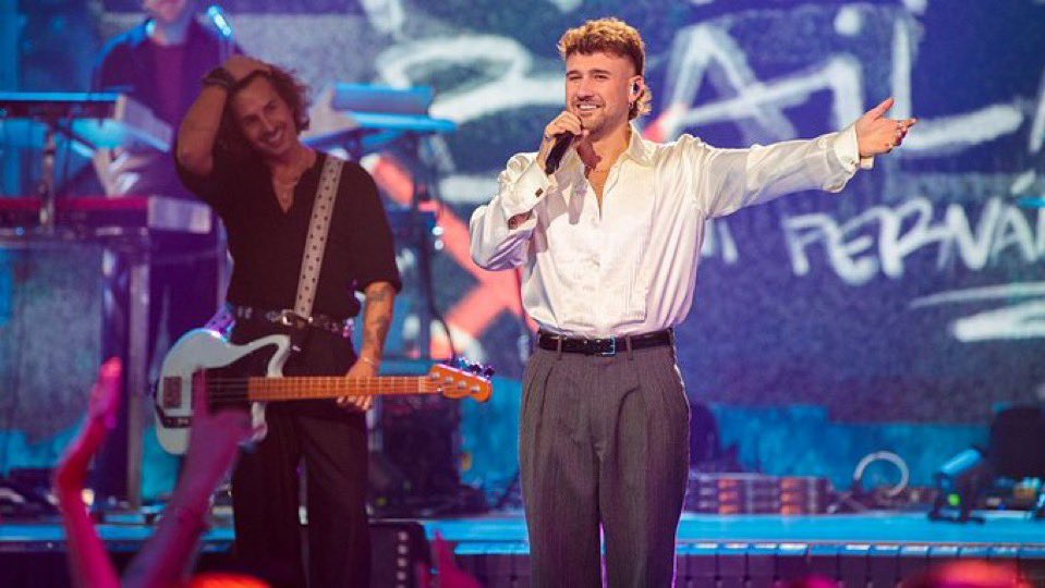 Formula_Music's tweet photo. ¿CON CUÁL DE ESTOS DOS ESPECIALES NAVIDEÑOS DE @La1_tve TE QUEDAS? 🤔

🔄 El de Dani Fernández 
❤️ El de Abraham Mateo 
#DaniFernandezRTVE #AbrahamMateoRTVE https://t.co/hhTOKfmXoM