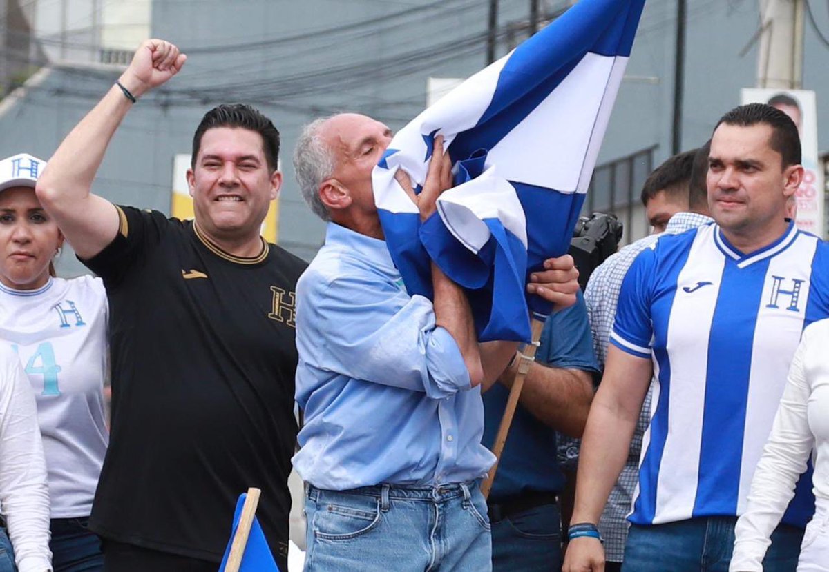 Masivo reconocimiento internacional al nuevo presidente <a href="/titoasfura/">Papi a la Orden</a> tras el anuncio oficial del CNE.

Falló el operativo del chavismo en querer instalar una dictadura en Honduras.

Mis felicitaciones también para el nuevo alcalde de la capital <a href="/juandiegozelaya/">Juan Diego Zelaya</a>. Grandes noticias.