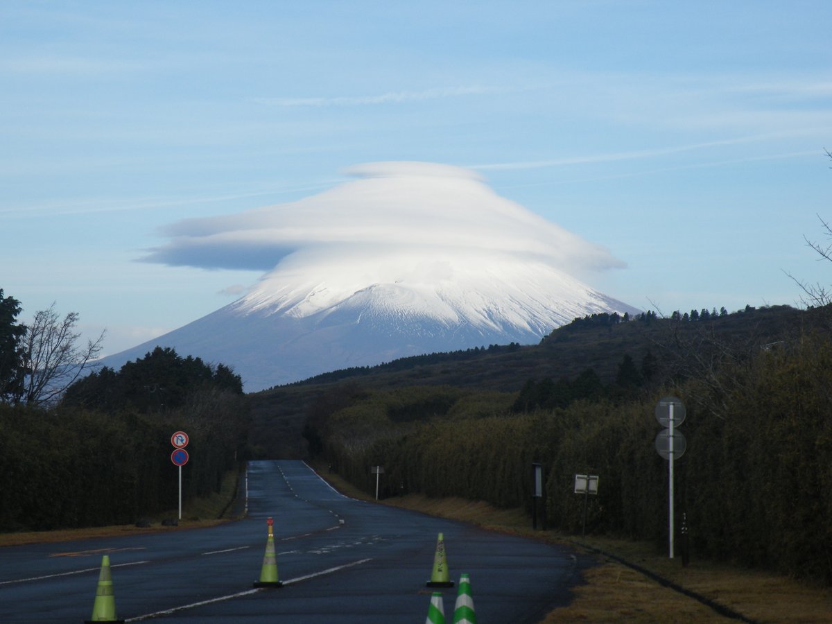 2025年12月25日(木) 今朝の富士山です。 山頂に傘雲 横の空に変わった