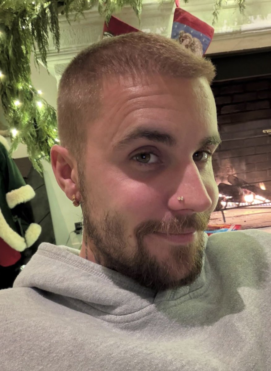 PopCrave's tweet image. Justin Bieber stuns in new photos.