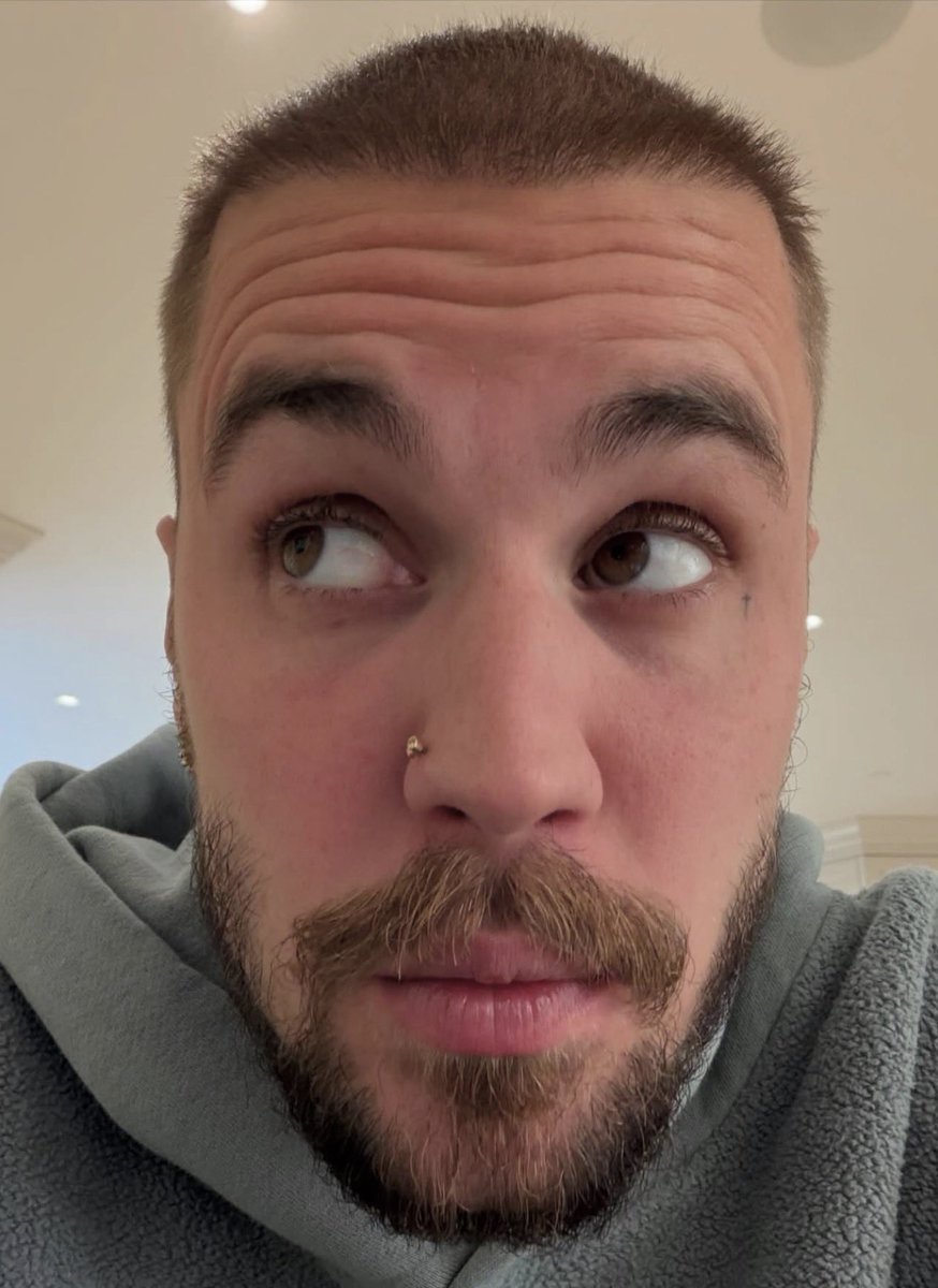 PopCrave's tweet image. Justin Bieber stuns in new photos.