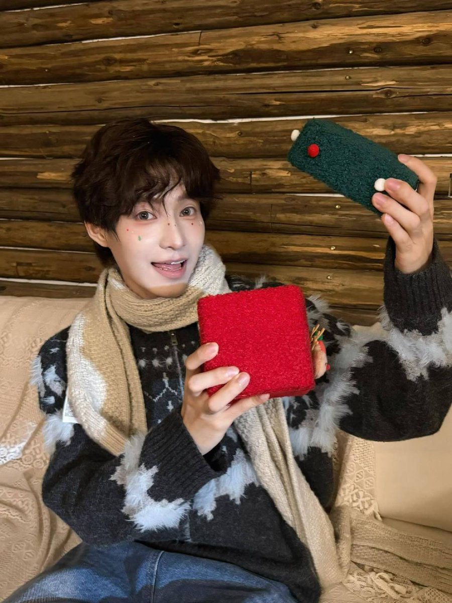MARKK_CY's tweet photo. สุขสันต์วันคริสมาสปี2025นะเคเค
ไวมากที่ได้รู้จัก ...... กล่องของขวัญของฉันตอนนี้ ได้เก็บแต่ความทรงจำที่ได้เจอคุณ ได้รู้จักคุณ และของขวัญปีนี้คือ ขอให้เคเคได้ถูกค้นพบมากขึ้น มีแฟนคลับมากๆ ที่ตัวเราจะไปจีนไม่ได้ แต่ยังส่งกำลังใจไปให้เสมอนะ🎄
#KK #杨框框 #杨棋  #MerryChristmas2025 https://t.co/WNi2IRD7Qb