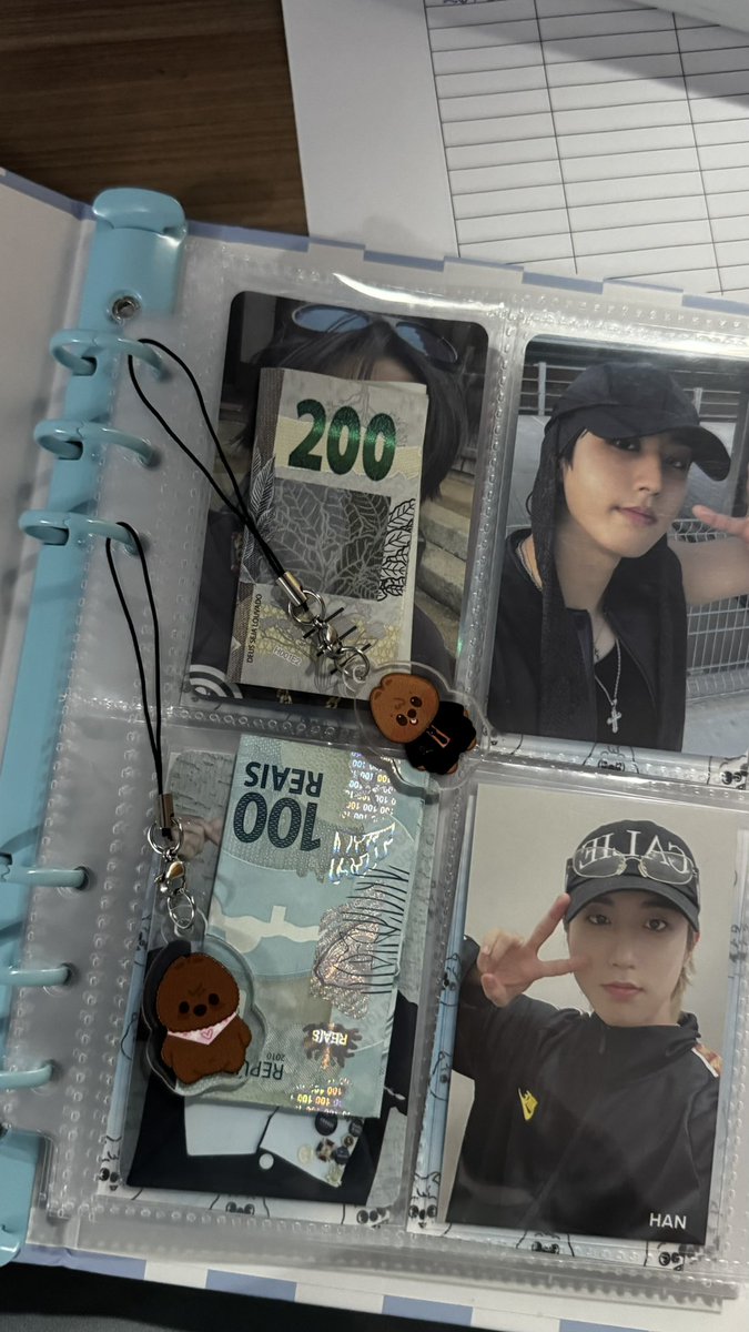 3rachainst's tweet image. minha tia veio em mim e falou “escondi seu presente no teu quarto vai lá procurar” 

mano revirei meu quarto fiz de tudo, até ver meu binder de um jeito q não tava antes, abri meu o querido e