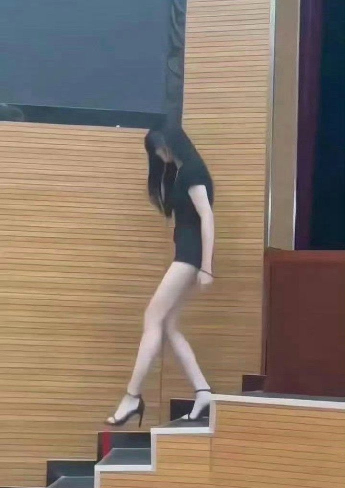 这简直是刻在男生 DNA 里的理想身形！
瓷白修长的美腿搭配瀑布般的乌发，别说男生看了挪不开眼，就连女生都会忍不住多看几眼呢～