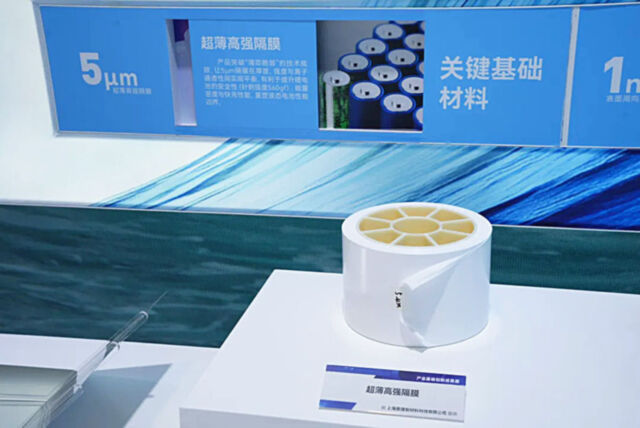 chemicaldailyad's tweet image. リチウムイオン２次電池（ＬｉＢ）セパレーター、中国で淘汰・再編の波　収益悪化で投資見直しも
［📸８月にオープンしたセパレーター大手の雲南恩捷新材料股份（セムコープ）のグローバル新エネルギー本部（左）と超薄高強度セパレーター］  – #化学工業日報電子版
#再生可能エネルギー
#manda
#電池