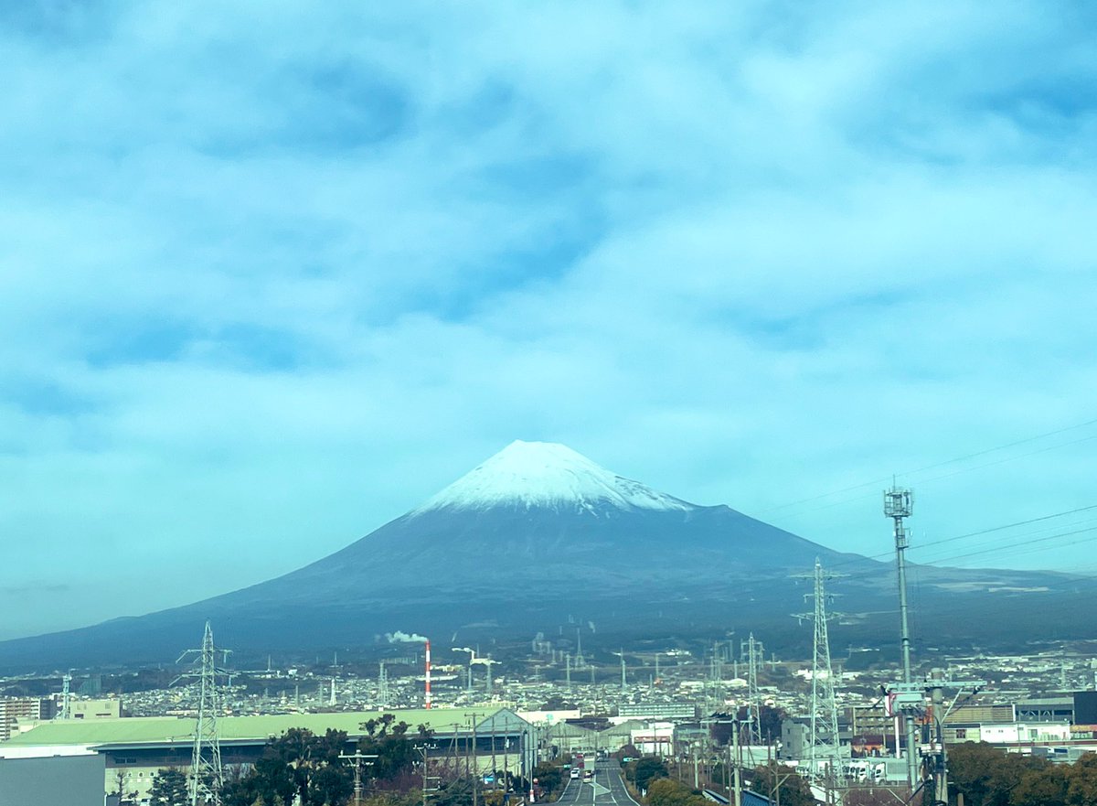 新幹線の左側ってだいたいいつも埋まってるけど今回の出張で何年ぶりかに左に座れた。

久しぶりに富士山が見えてやっぱり美しくて感動。

デカくてキャッチーで最高やな。
絵で見た通り！あれが富士山や！ってすぐわかるこの見た目。

富士山が見えるところに住んでる方々、羨ましい。