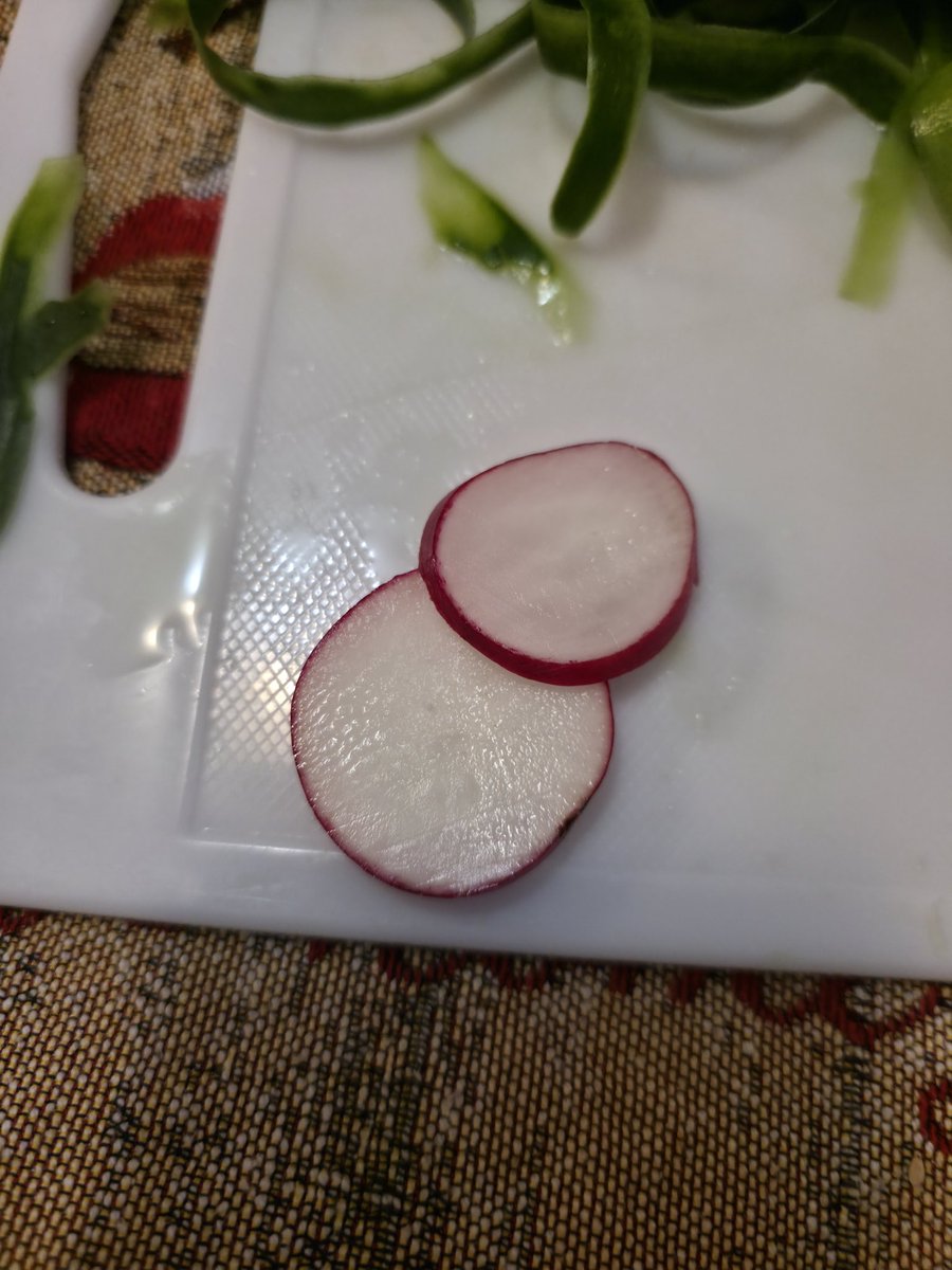 I like eating radishes I just dont like how it feels like needles are stabbing my tongue