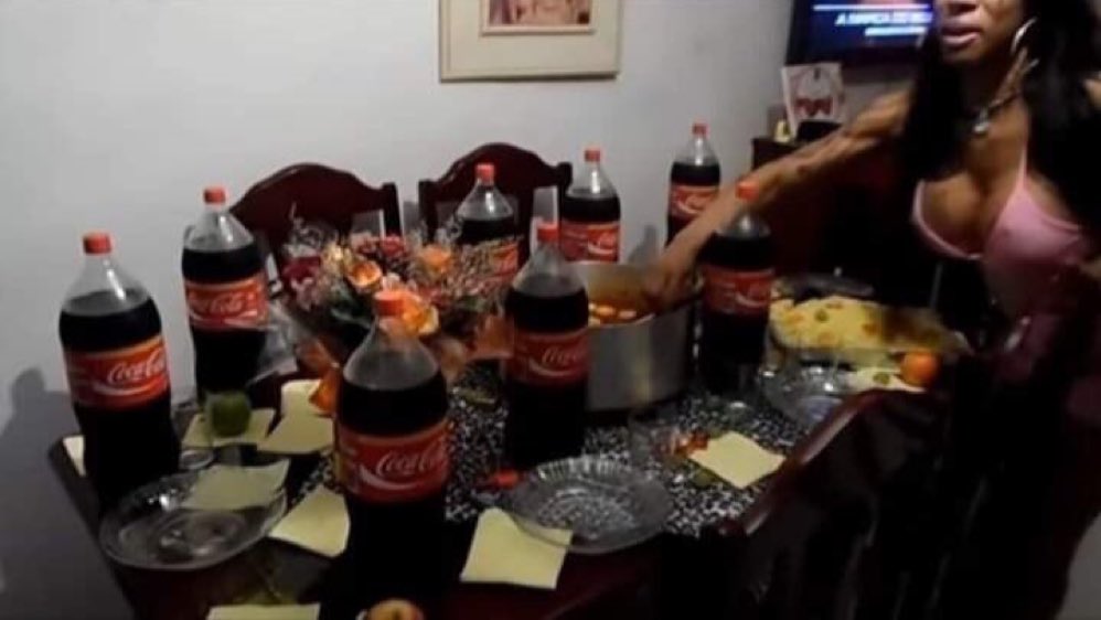 monafbz's tweet photo. quando tiver a minha família e poder criar as minhas tradições natalinas vou fazer igual a Inês Brasil 

na ceia de natal vai ter uma coca 2l pra cada um na mesa https://t.co/kmYBJTnFH1