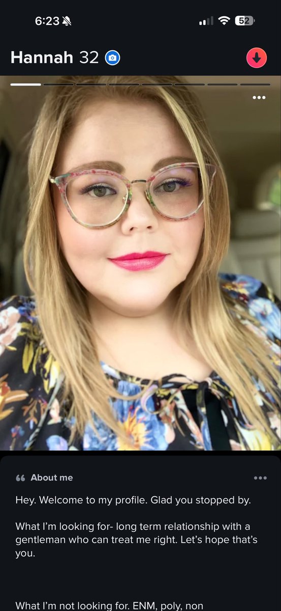 Freshh's tweet image. My buddy came across my current girlfriend’s tinder profile. 
And she told me she’s choosing her family over my family’s Christmas. 
I’m kinda like wtf 🤬 right now.