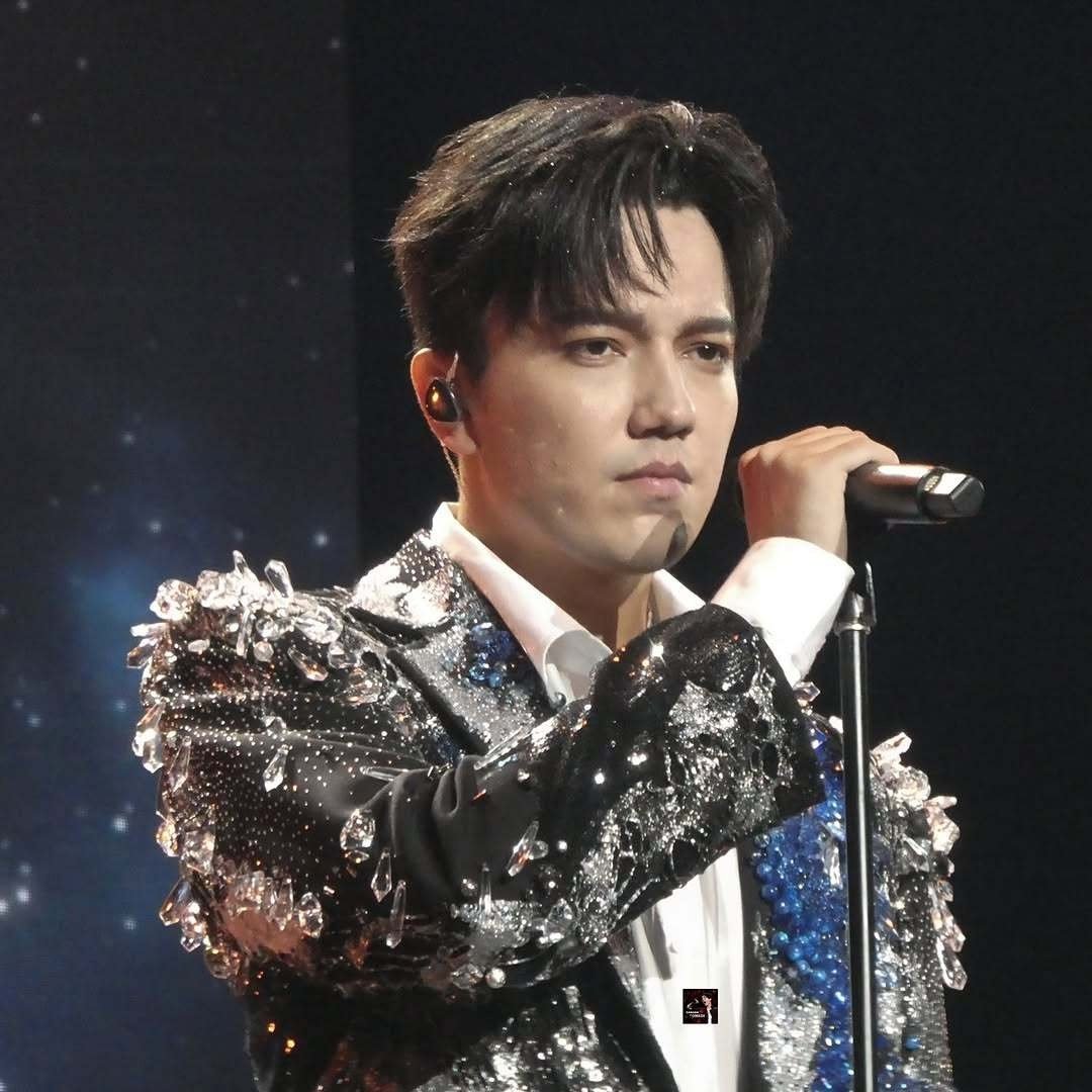 xonarafymovu's tweet image. Intelligente, gentile, saggio ... un cantante che guarisce le anime delle persone ... un filosofo che discute qual è il significato della vita ...
DIMASH BEAUTIFUL 
MOMENTS
#Veryloveyou
WHAT IS DIMASH TO YOU