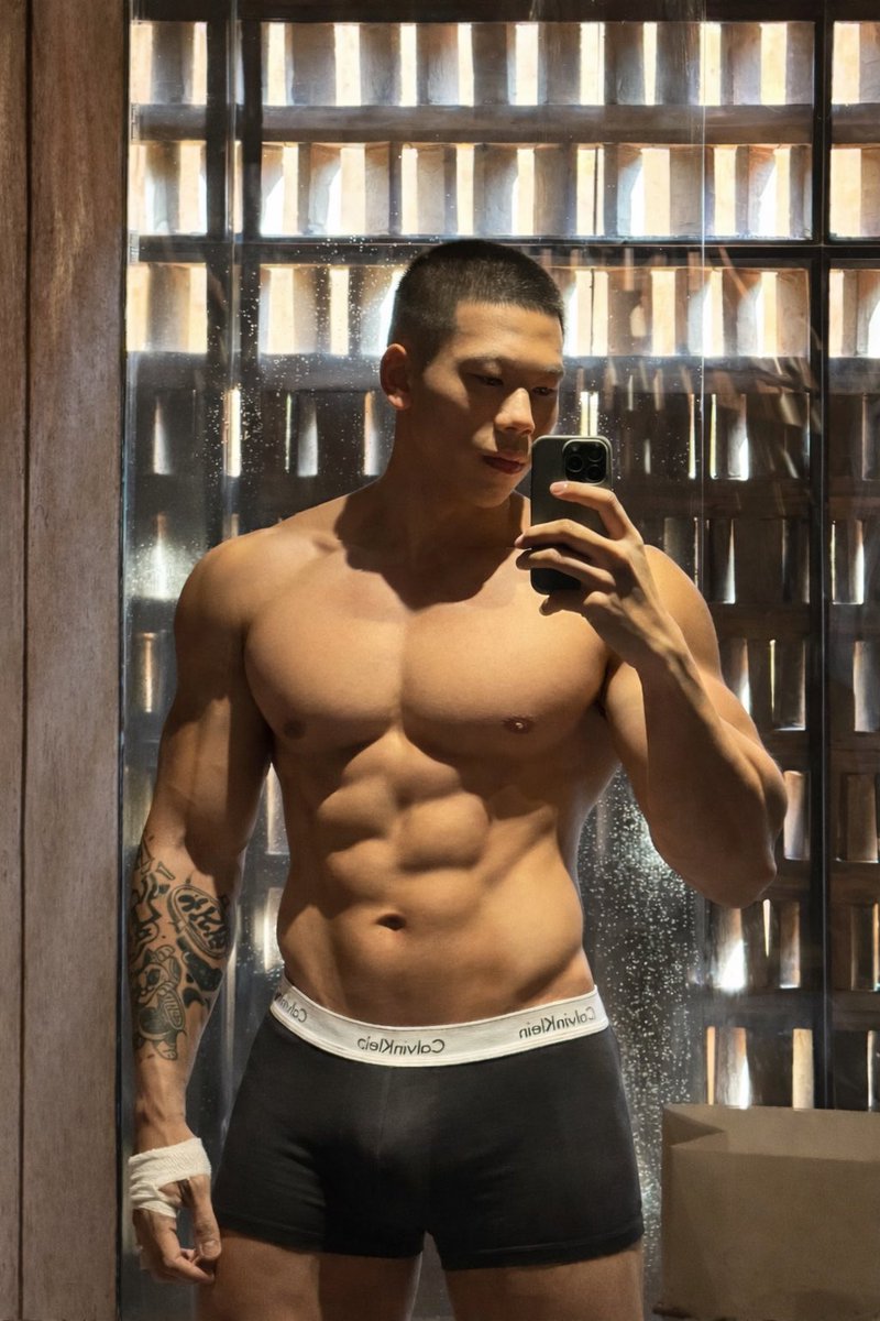 fudgehands's tweet image. So this is how I look like after gaining 5kg of muscle mass 😩