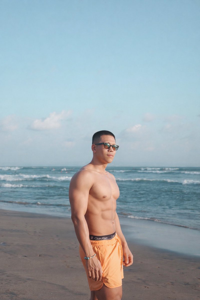 fudgehands's tweet image. So this is how I look like after gaining 5kg of muscle mass 😩