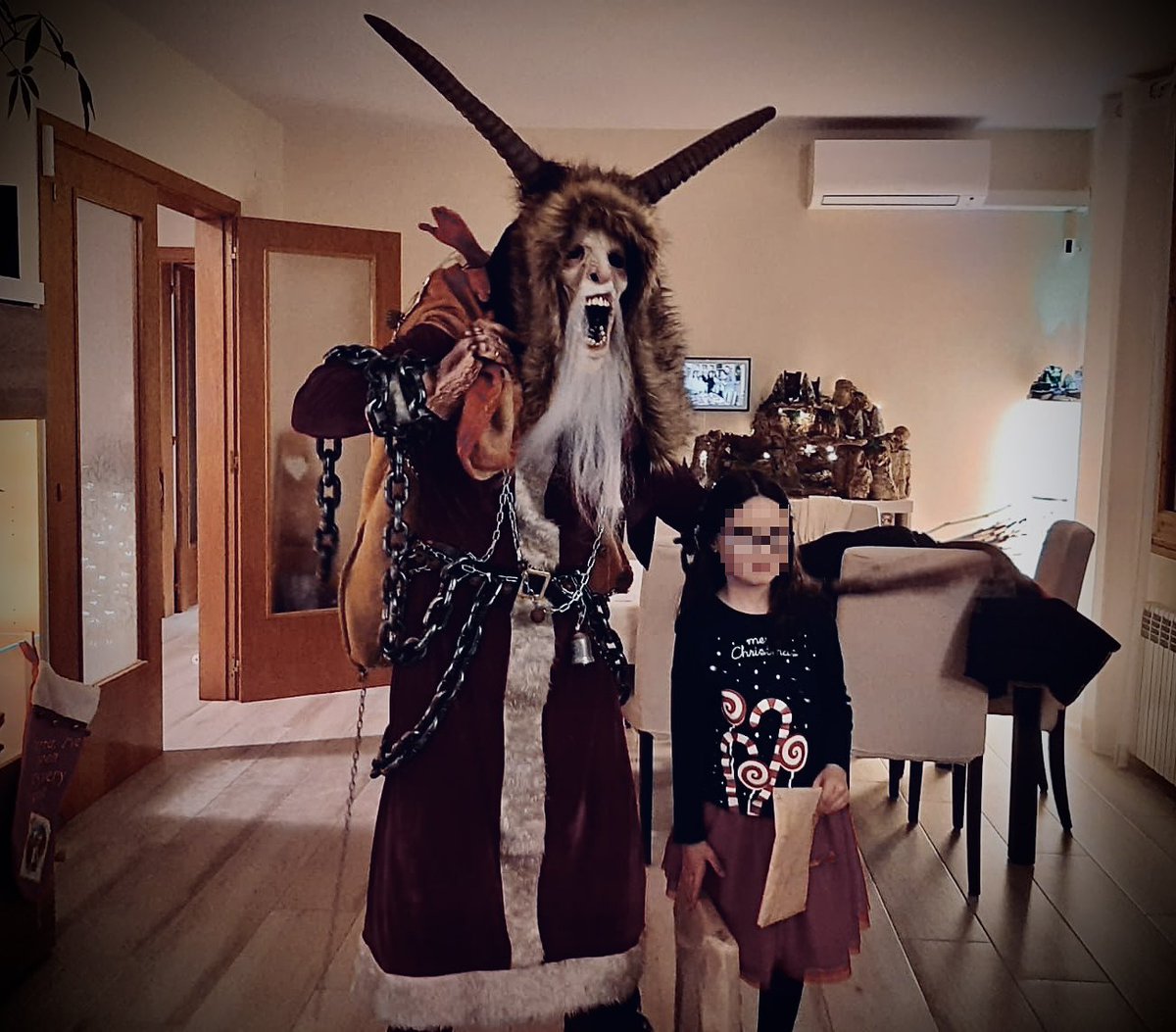 Sigres_'s tweet photo. Krampus ha venido a casa https://t.co/fv2dlmXS02