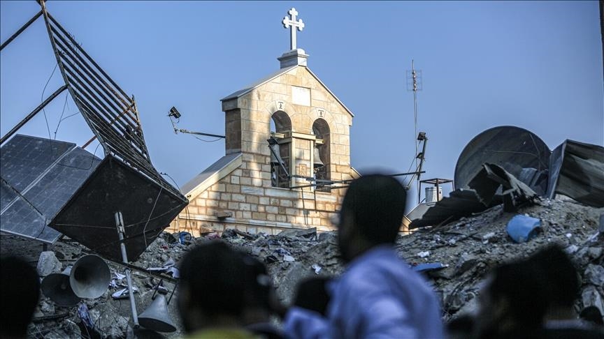 CamilleStineau's tweet image. Il parle des chrétiens libanais dont des églises ont été bombardées par Israël ?

Ou des chrétiens de Gaza dont 18 sont morts dans le bombardement israélien de l'église Saint-Porphyre ?

Ou de ceux de Taybeh, village chrétien de Cisjordanie attaqué par des colons israéliens ?