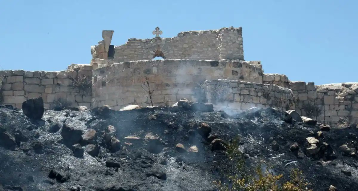 CamilleStineau's tweet image. Il parle des chrétiens libanais dont des églises ont été bombardées par Israël ?

Ou des chrétiens de Gaza dont 18 sont morts dans le bombardement israélien de l'église Saint-Porphyre ?

Ou de ceux de Taybeh, village chrétien de Cisjordanie attaqué par des colons israéliens ?