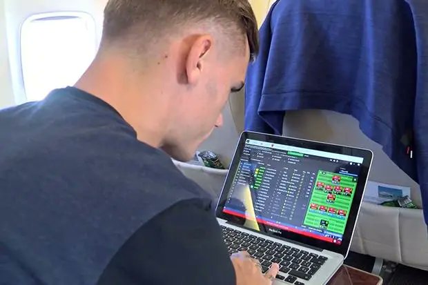 Mi mama: No te vayas a vestir muy temprano.

- Yo todo el día (se me hizo tarde):