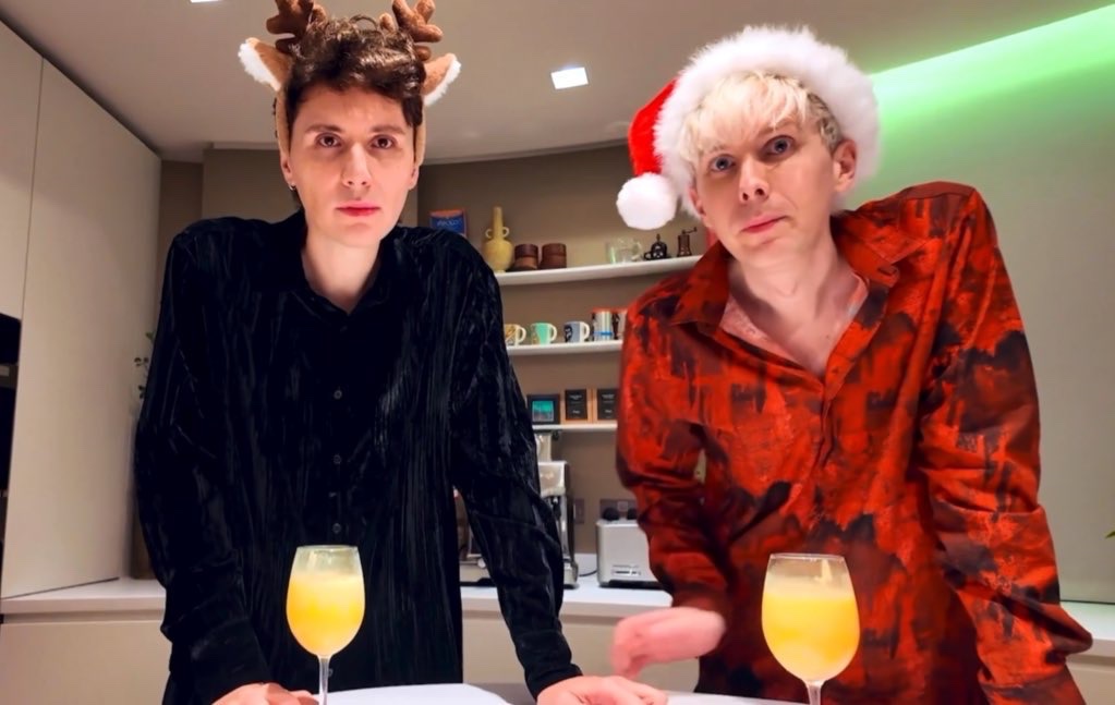 isimswyn's tweet image. especially when they look at me like this like what did i do wrong