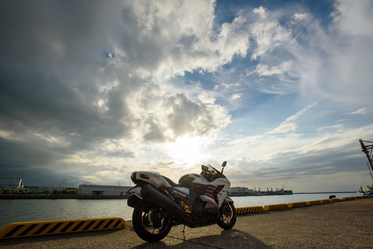紫雲ページ 愛車の背景が雲の画像を貼る #kawasaki #zx14R #六眼魔神