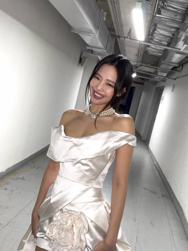 globaIpinks's tweet image. Blackpink closing off 2025 looking as beautiful &amp;amp; radiant as ever 😭🫶🏻