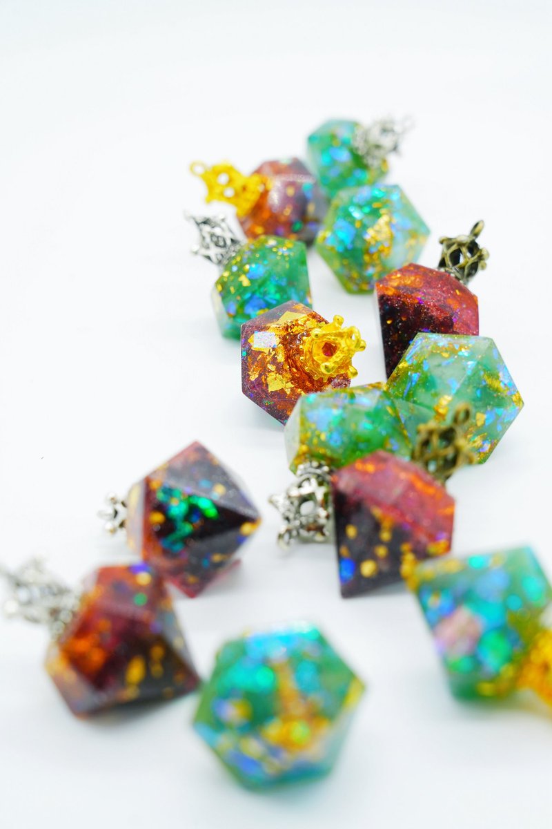 おはようございます！
ラスト納品約100個仕上げ金具行きマース！そしてラスト納品だー！

 #ミュンヘンクリスマス市 ChristmasBoxは本日も11時オープン、21時までの営業となります。
最終日、たくさんのハンドメイド作家さんたちの作品、楽しんでくださいね！！

 #htoh