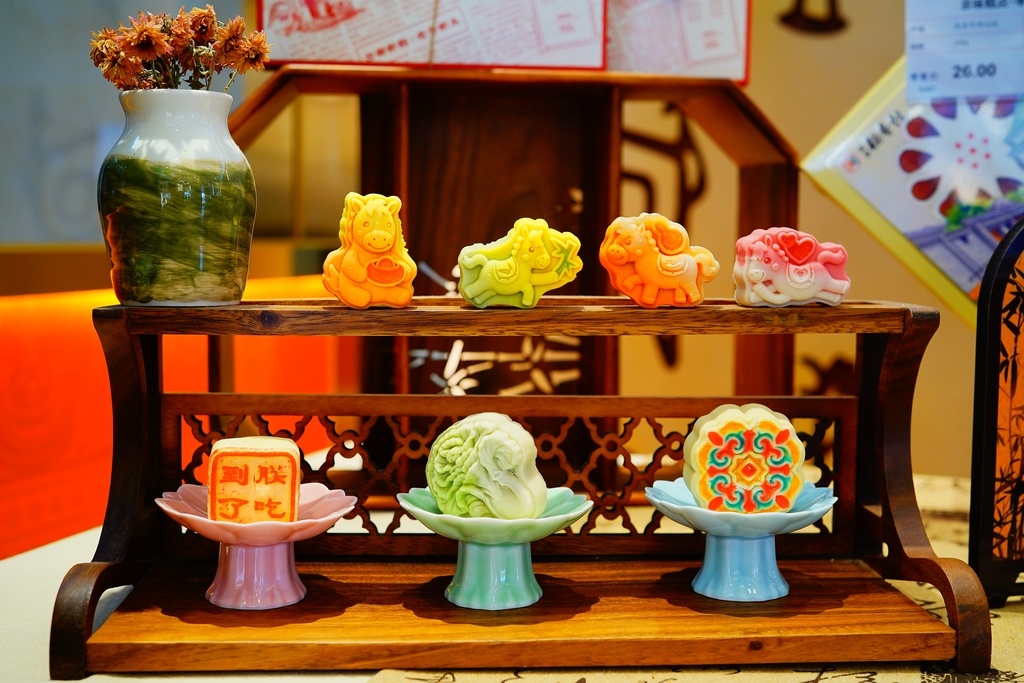 SpotlightBJ's tweet image. Good morning, #Beijing! As the Year of the Horse approaches, #Beijing #snack brand #Daoxiangcun has launched limited-edition "Galloping Horse of Fortune" pastries, inspired by the noble horse. 🐎🥰 #AmazingBeijing #BeautifulBeijing #Beijing365 #VisitBeijing #BeijinginFourSeasons