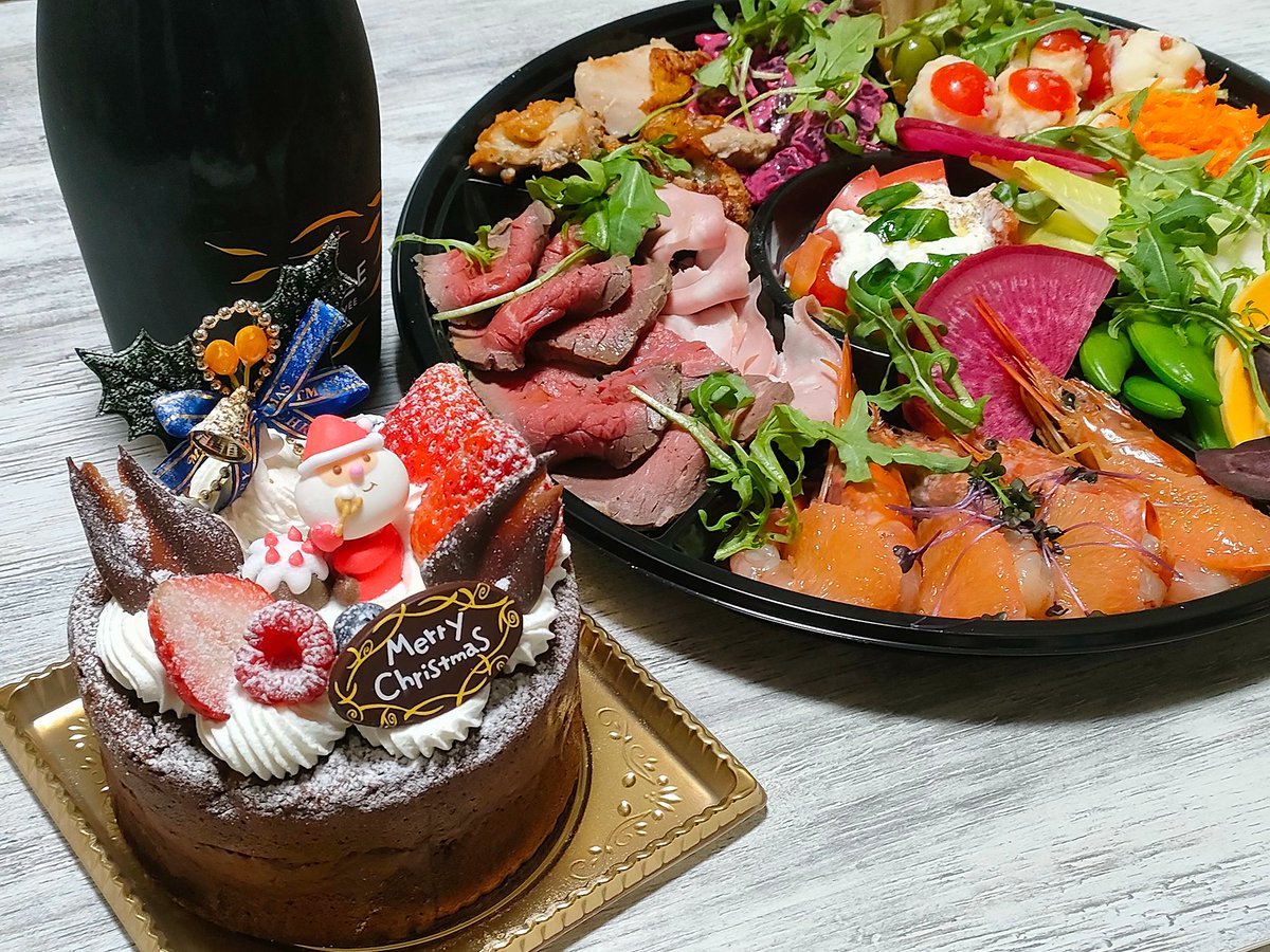 tokuabe_print's tweet photo. メリークリスマス🎄
江東区は晴れ☀️

昨夜は南砂のosteria Chivoのオードブルと、aoiケーキ店のガトーショコラをいただきました🍰🥗

仕事納めまで残りわずか！
体調に気をつけつつ、最後までがんばります🎅✨（製造W） https://t.co/AWJq69PZed