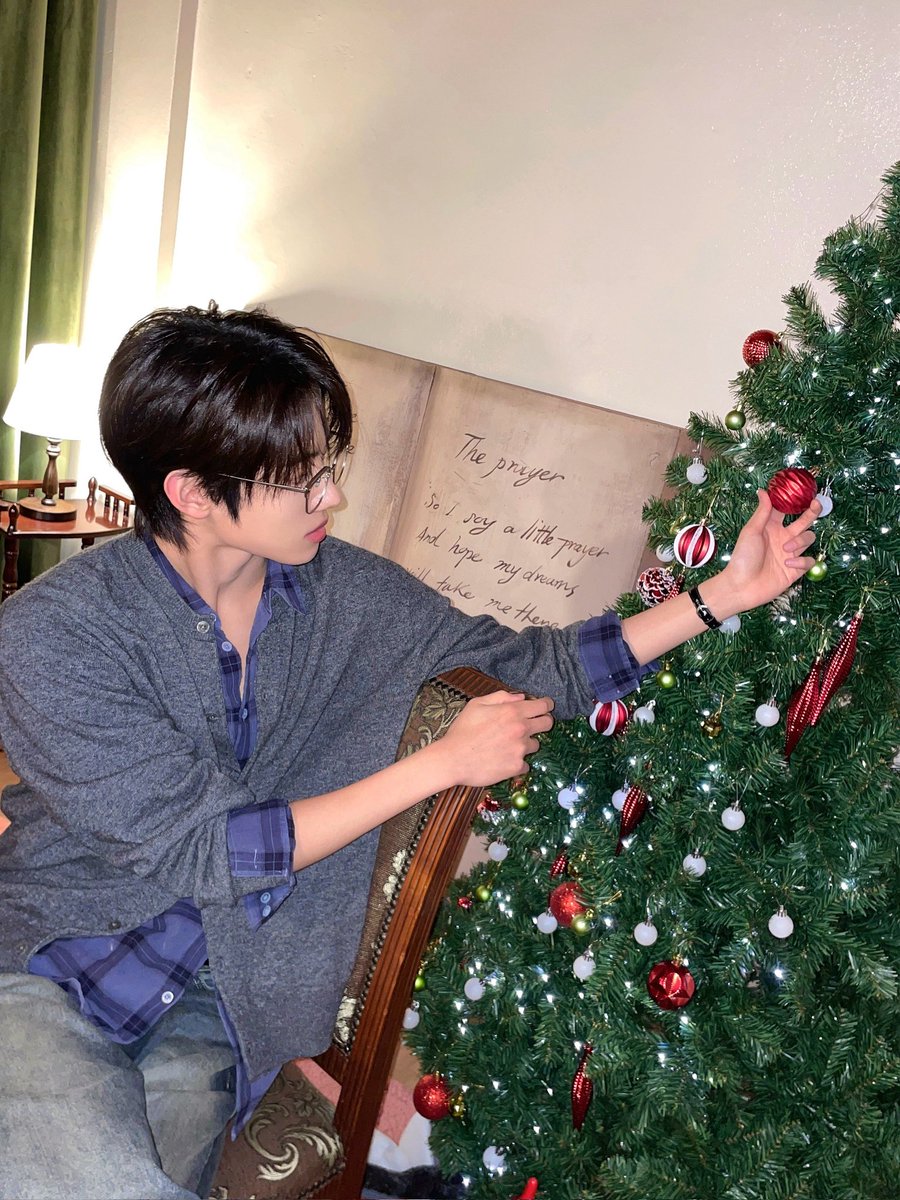drafthalu's tweet photo. ya... selamat merayakan 🎄🎁❤️ https://t.co/mKIKRy9bix