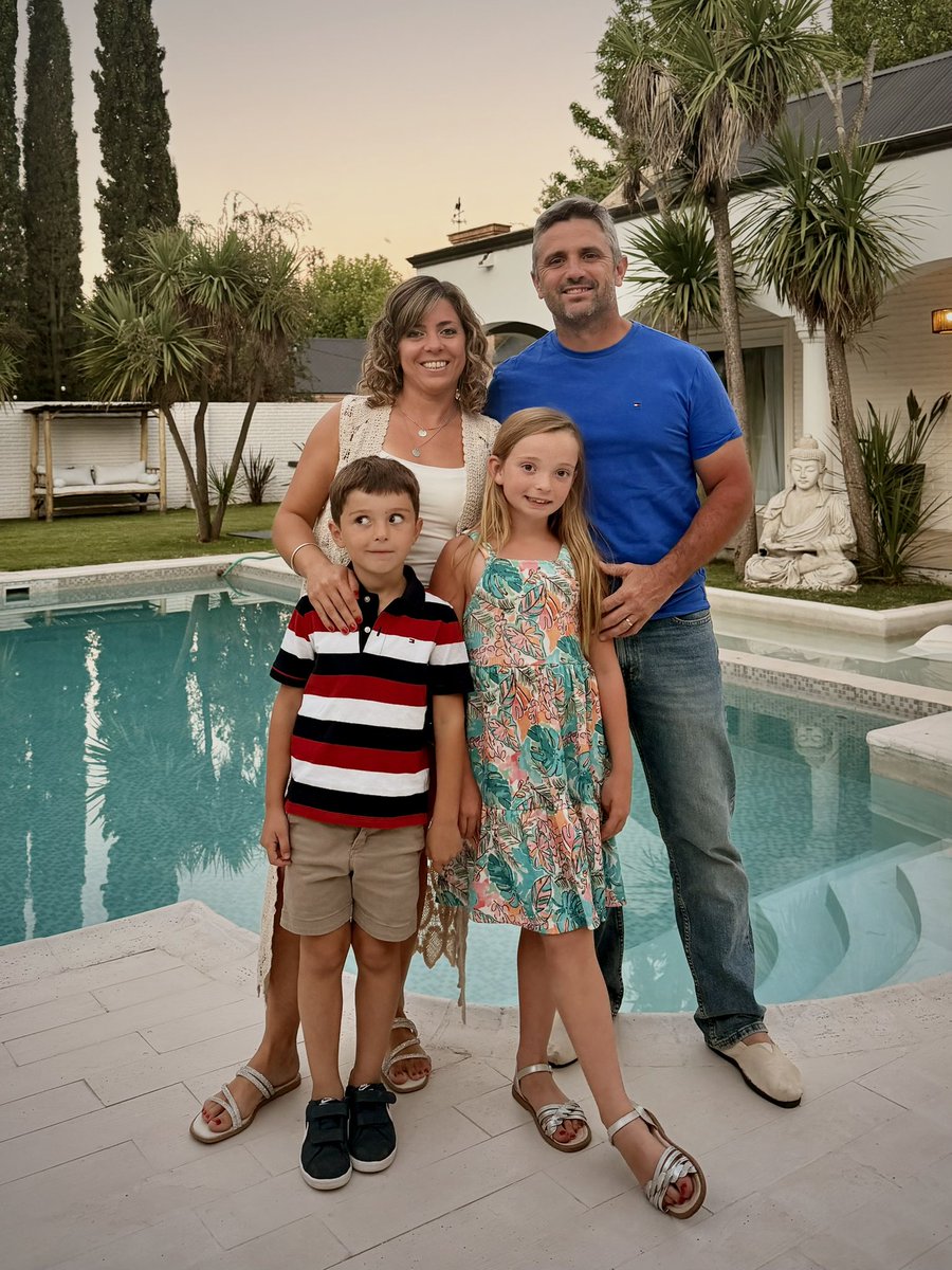 Que el amor, la familia y los sueños sigan marcando el camino.
Les deseamos una Navidad que renueve la esperanza y un nuevo año con proyectos, aprendizaje y crecimiento.
¡Feliz Navidad!