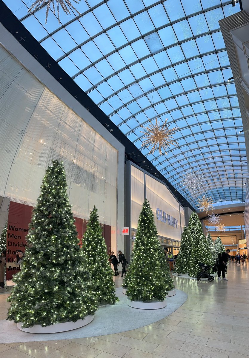 jayceee04's tweet image. The Christmas tree 🎄 in Yorkdale this year has a really festive atmosphere.