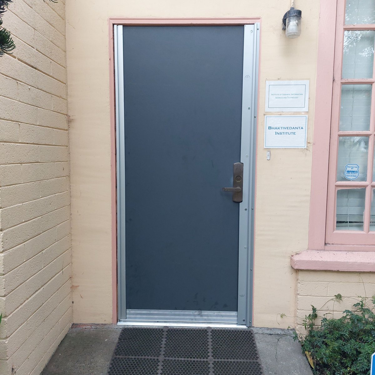 ReedBroSecurity's tweet photo. We provided and installed custom full-length latch guards and continuous hinges on a couple of doors for one of our commercial customers in Oakland.

#reedbrotherssecurity #bayarea #oakland #SF #latchguard #continuoushinge #epic #installation #protection #fulllengthlatchguard https://t.co/DHBIdUGjfU