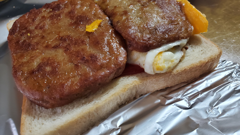 dpsptken01's tweet photo. マルシンハンバーグを挟んだゴージャスな自作サンドウィッチ
味は最高　なのだがビジュアルが・・・
食べづらいし
#自作サンドウィッチ #才能無し https://t.co/jyl5aYNUG0