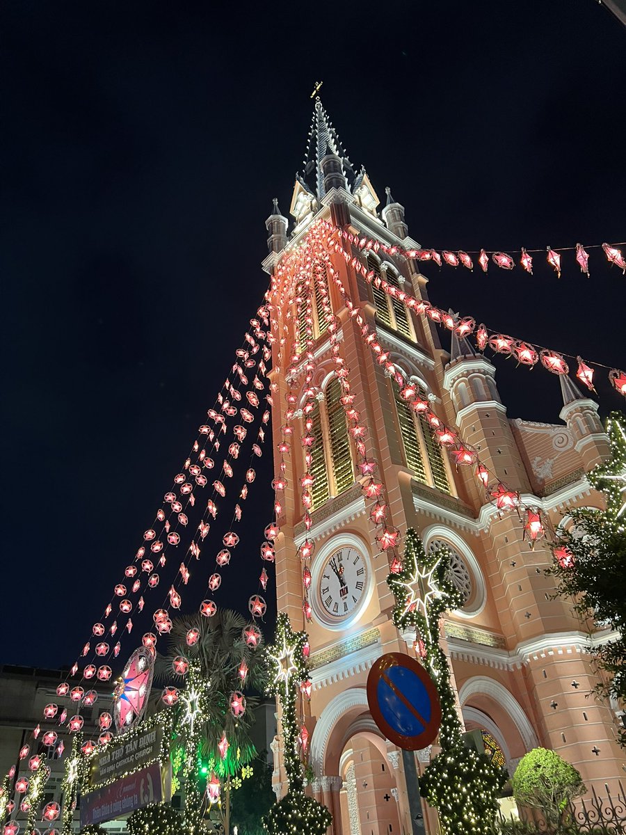 ChuTrieuViet's tweet image. 昨晚圣诞夜聚餐，聊到朋友的上海行。
还没坐下她就开始了吐槽，我给简单捋一下，大概是这么几个点（纯外国人视角）：
1.全程住五星级酒店，但英语真的不行，很多服务员沟通挺吃力。她一直在问：作为中国最发达、最国际化的城市，英文怎么会这么不普及？…