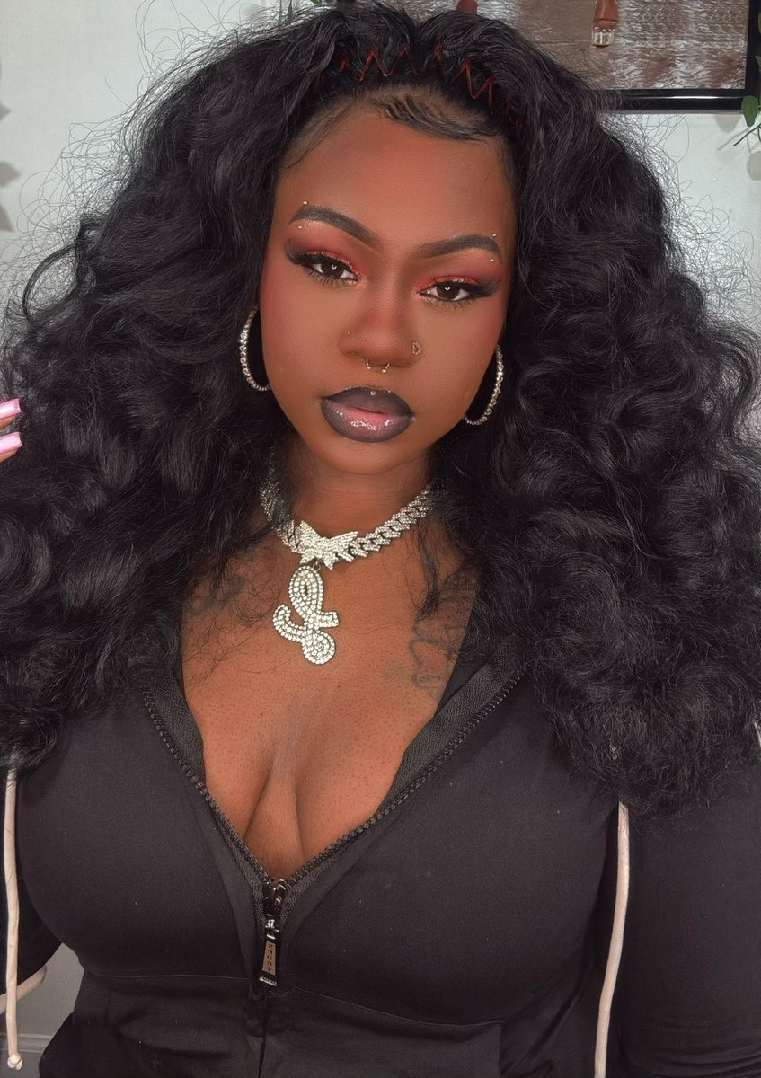 LucciVee's tweet photo. Happy Holidays 🎄 https://t.co/4R8T5xnbMD