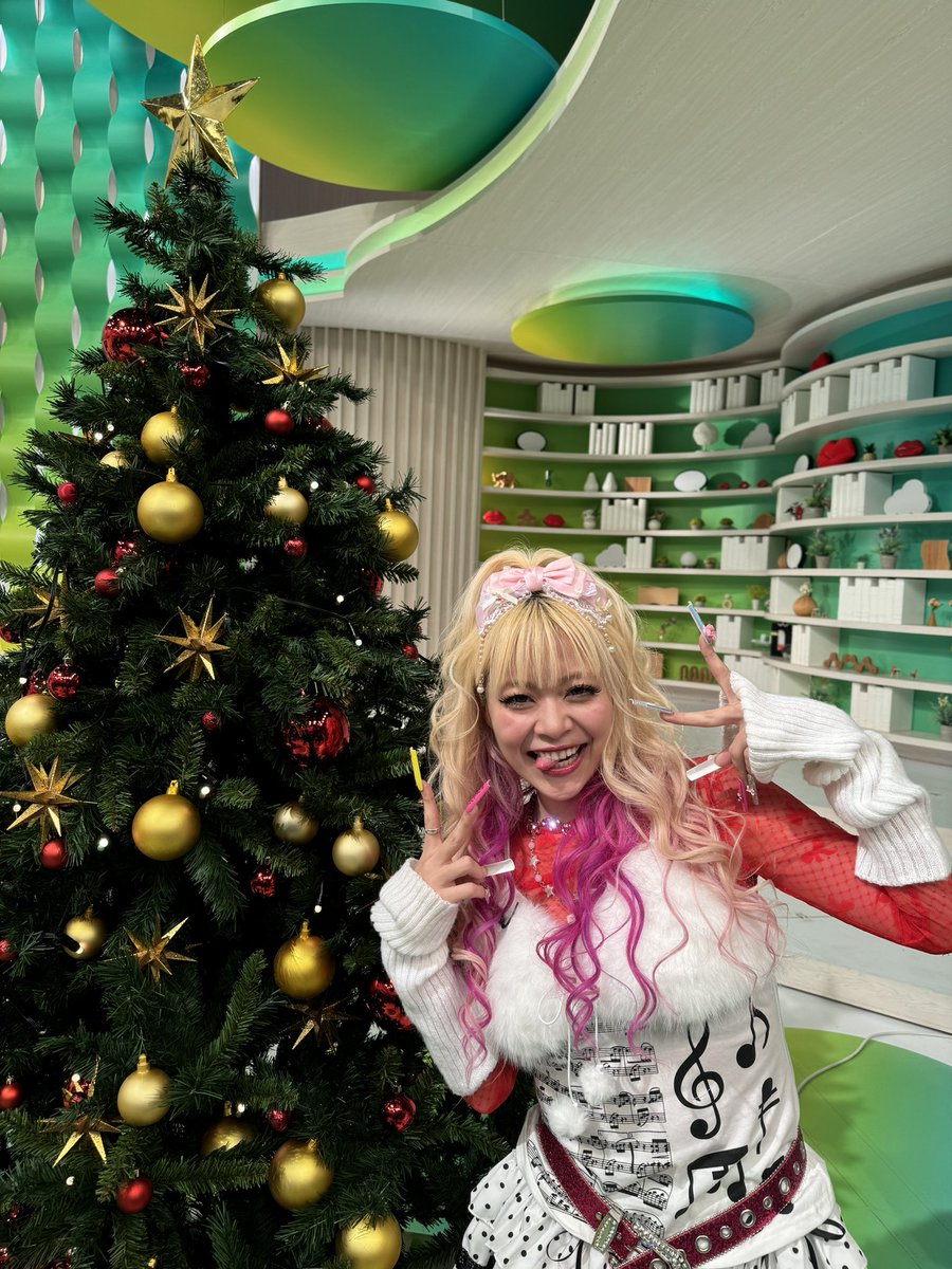浮所くんクリスマスらしいかわいい衣装だね #DayDay. #浮所飛貴