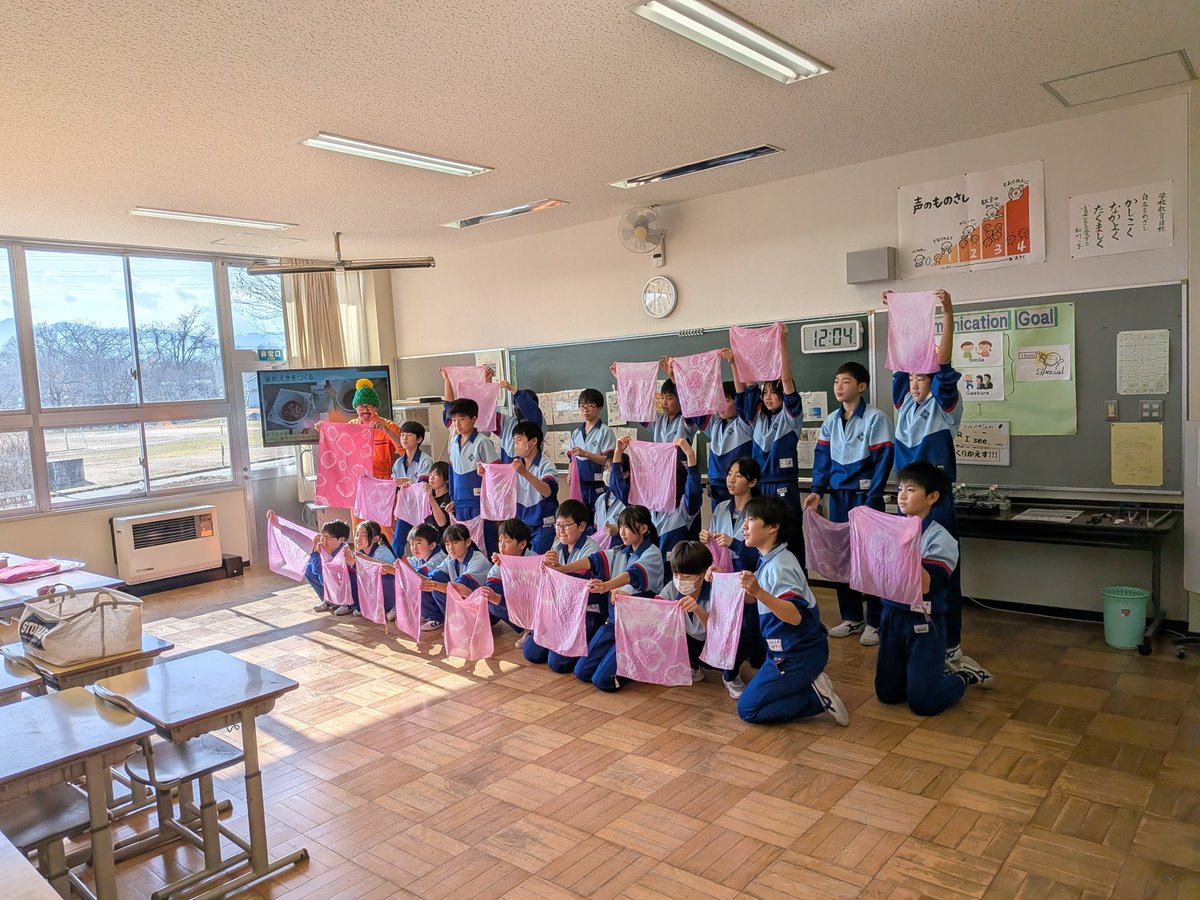 benibanayone's tweet photo. 11月27日(木)、松川小学校の6年生を対象に「紅花染め体験授業」を行いました。
授業での経験を通して、「紅花」や「紅花染め」への興味をさらに深め、広く周りの人に伝えてくれると良いですね。 https://t.co/mgxmdjuAYK
