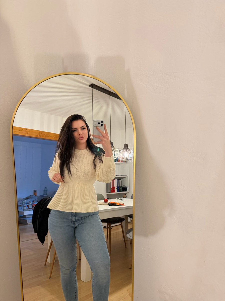 Gottenlea's tweet image. Is the family finally gone? Then down on your knees.