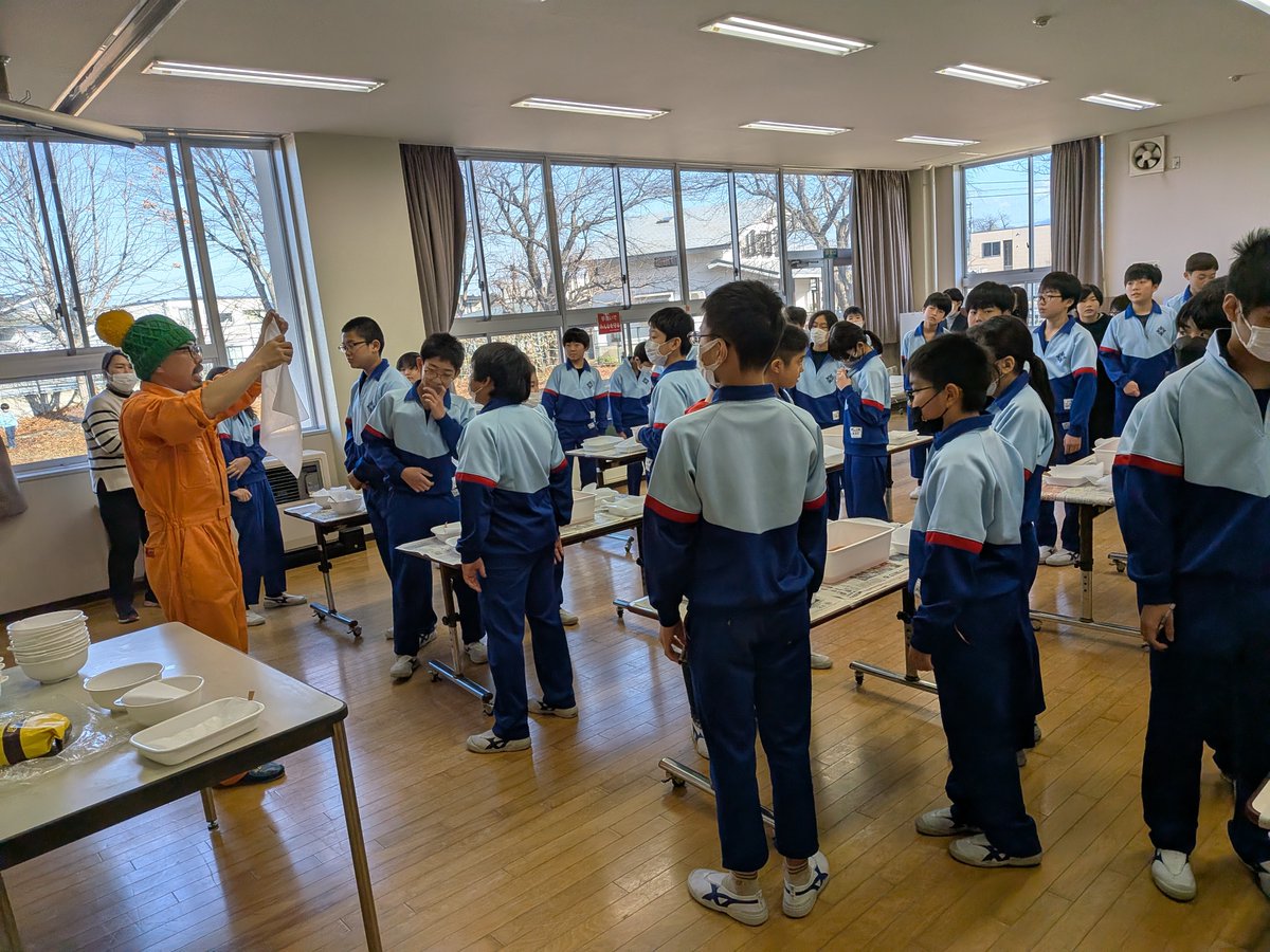 benibanayone's tweet photo. 11月27日(木)、松川小学校の6年生を対象に「紅花染め体験授業」を行いました。
授業での経験を通して、「紅花」や「紅花染め」への興味をさらに深め、広く周りの人に伝えてくれると良いですね。 https://t.co/mgxmdjuAYK