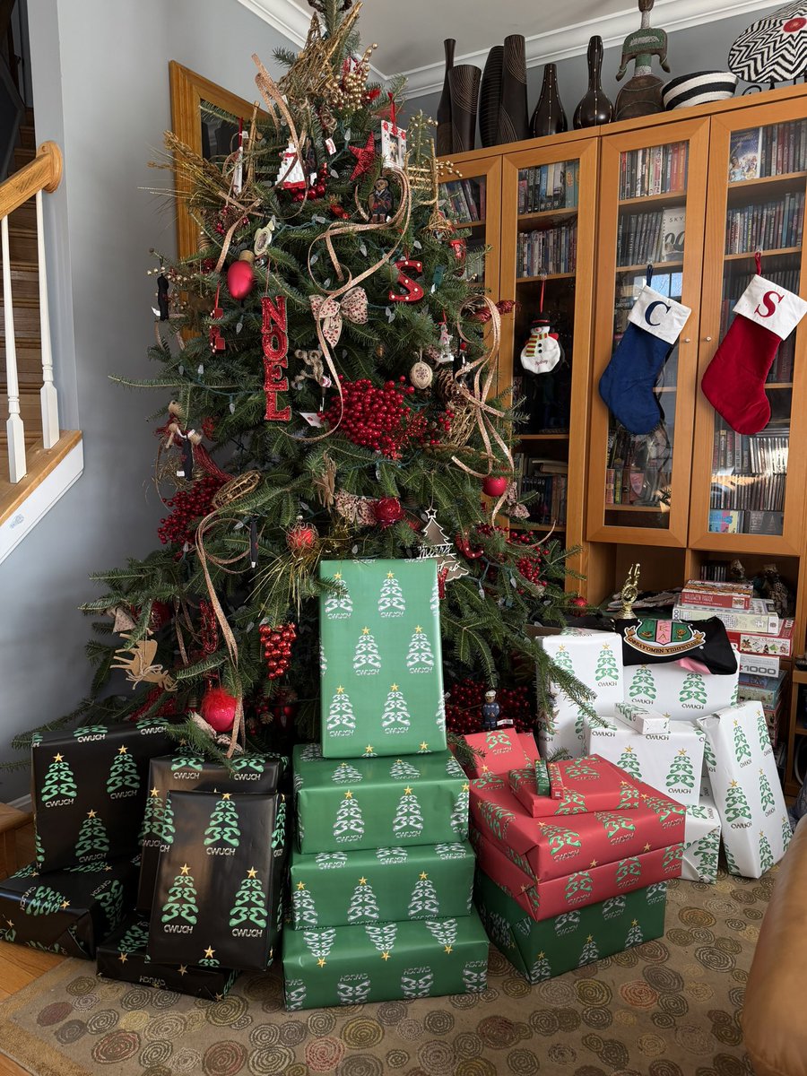 Almightychloeee's tweet photo. I made wrapping paper for my brand 🎄🎁 https://t.co/k9WZznZJml