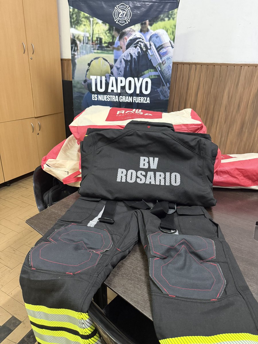 Papá Noel ya llegó a nuestra Institución!!. En la jornada de hoy recibimos 5 equipos de protección personal para incendios estructurales por un total invertido de +$7.000.000. Los mismos se suman a los 35 adquiridos en 2025. 

Agradecemos a la comunidad por el acompañamiento