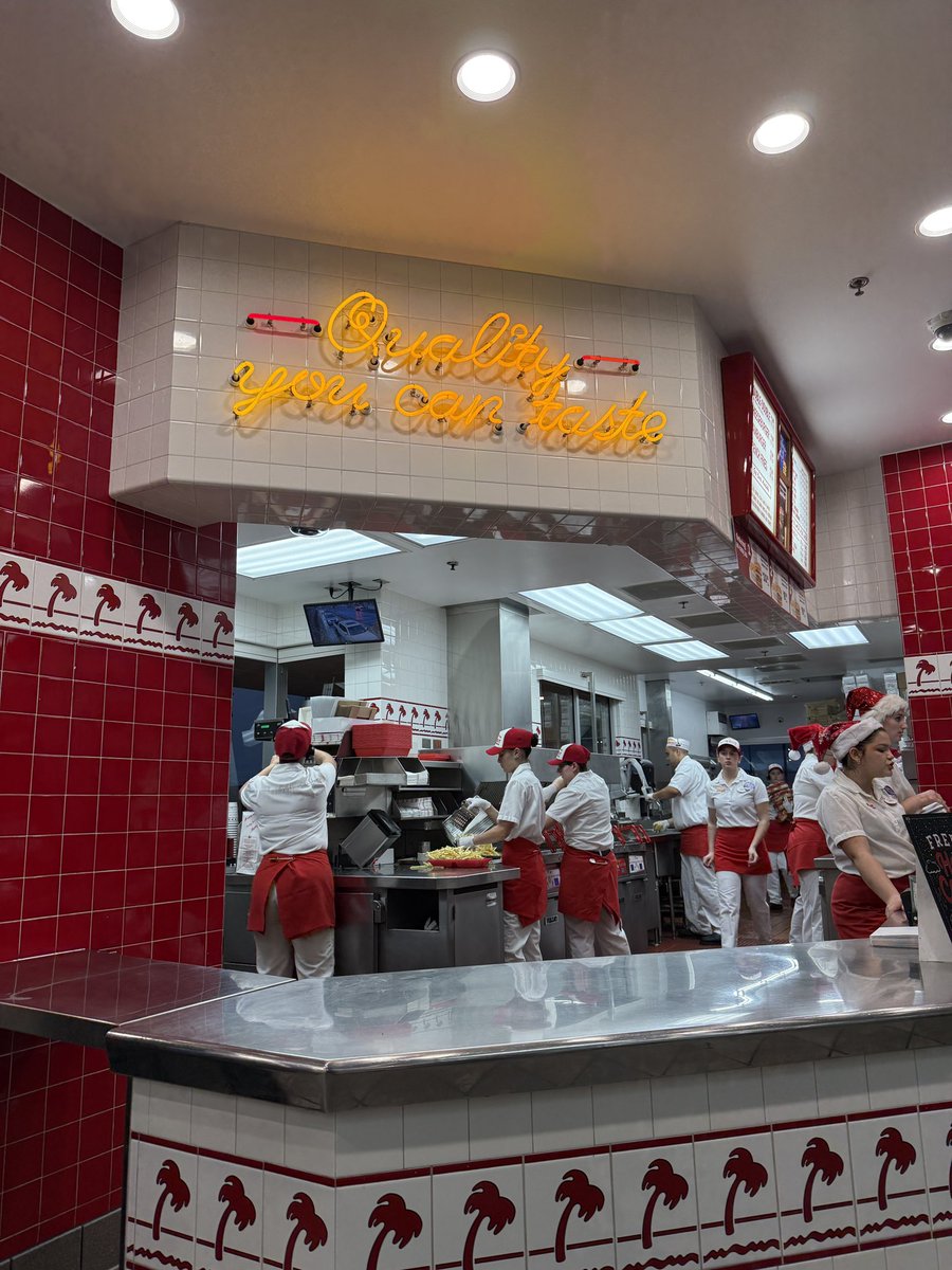 thebxpro's tweet photo. 15th Christmas Eve tradition 🎄🍔
@innoutburger, thanks for staying open late. https://t.co/Pc715ahbJC