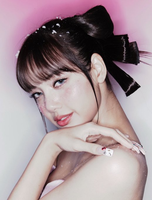 #LISA looks gorgeous in new Christmas pics! 👏📸💃🏻✨🌟😍🎄🎅🌎🔥👑🩷 

<a href="/wearelloud/">LLOUD</a> 
<a href="/BLACKPINK/">BLACKPINKOFFICIAL</a>