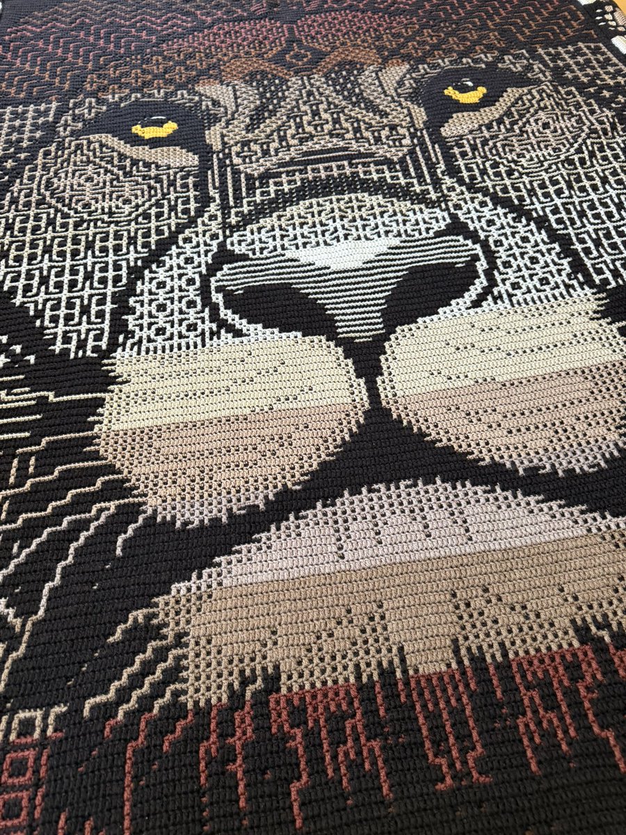 できたああ😭久しぶりのモザイク編みのブランケット‼️200×145でっかいwこれはRavelryでAdO Crochet Designsの編み図を買いました🤩かっこいい🤩次は馬かなあ🤔年内に編めてよかった😍　#かぎ針編み #モザイク編み #AdOCrochetDesigns